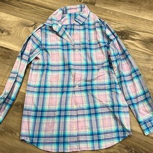 Boys Vineyard Vines performance button down shirt. Size medium (12-14)